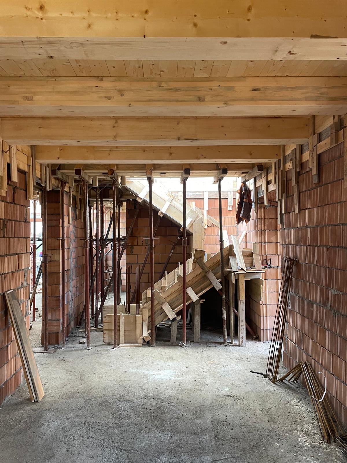 Radicofani_cantiere_solaio in legno puntelli